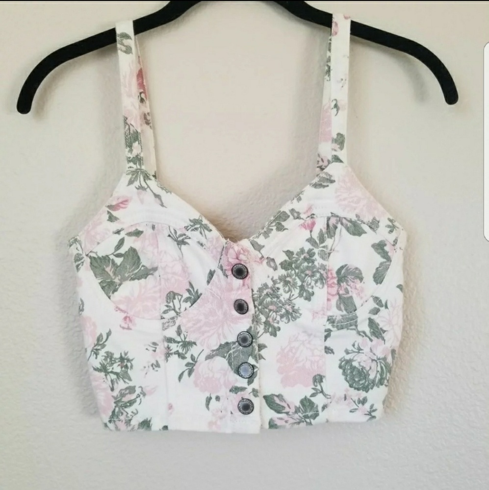 Floral Buttoned Crop Top.